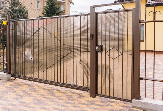 Купить ворота из профлиста с элементами ковки, с металлическими столбами в рамке или под дерево в Орле от 158295 руб